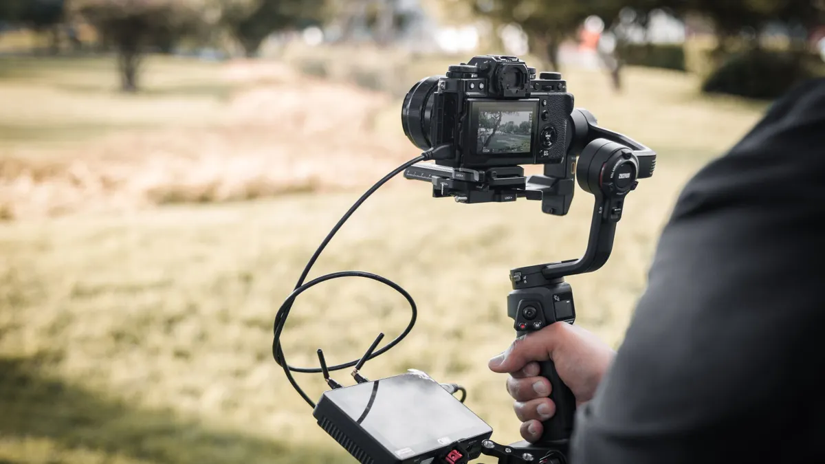 Cámara de cine montada en un rig