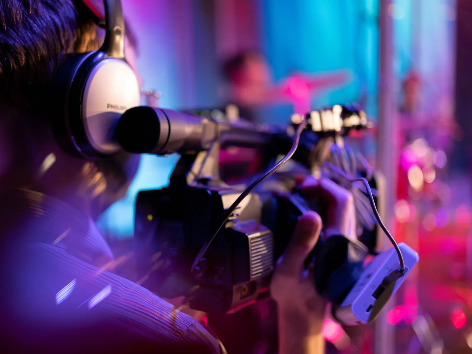 Producción audiovisual con cámara profesional